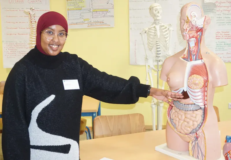 Der Tag der offenen Tür im DiakonieKolleg Hannover bot über 200 Besucherinnen und Besuchern informative Einblicke in die vielfältigen Aus- und Weiterbildungsmöglichkeiten im sozialen und pflegerischen Bereich – praxisnah, persönlich und engagiert.